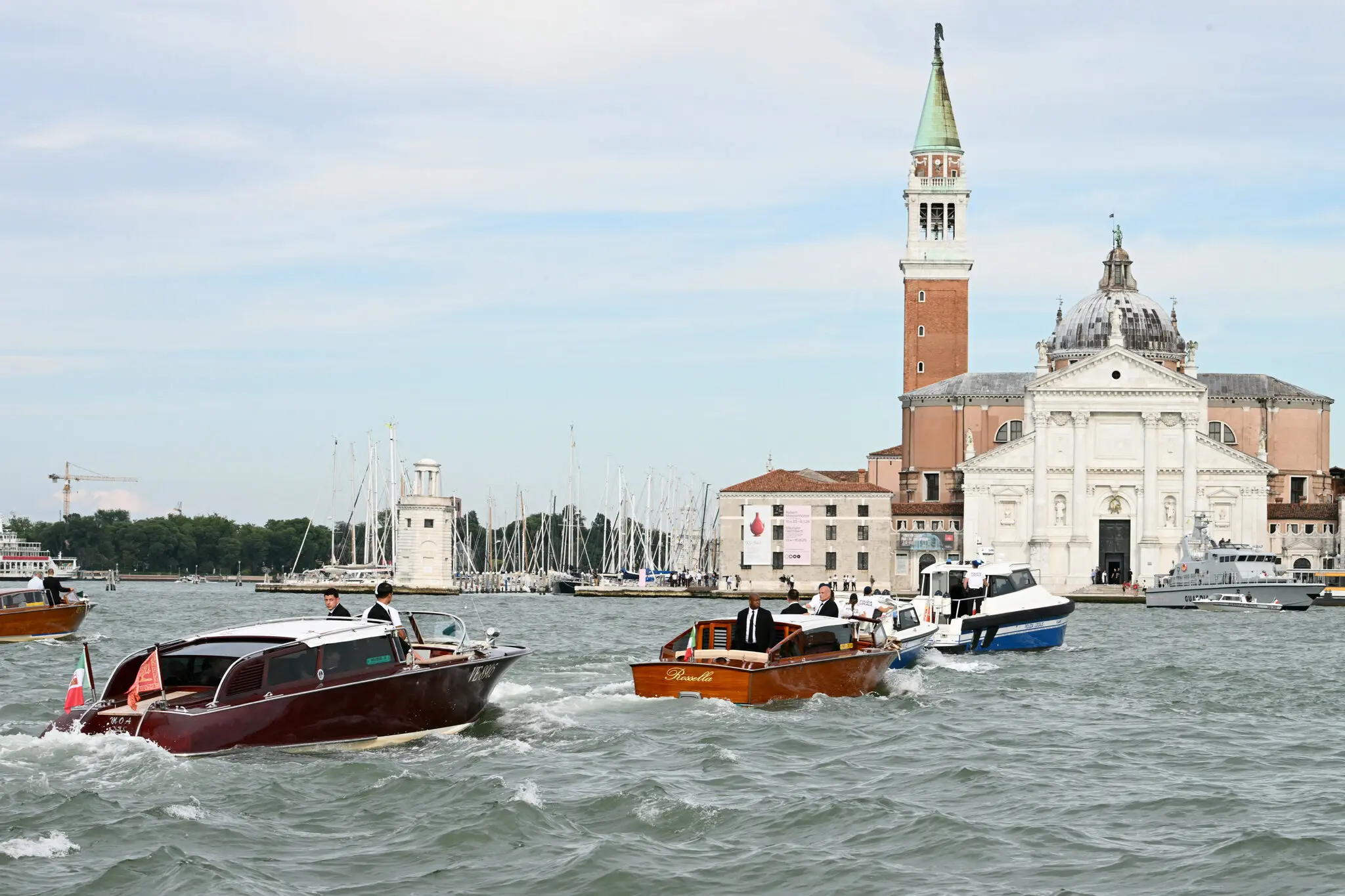 Човен, що перевозить пана Безоса на острів Сан-Джорджо-Маджоре у четвер.